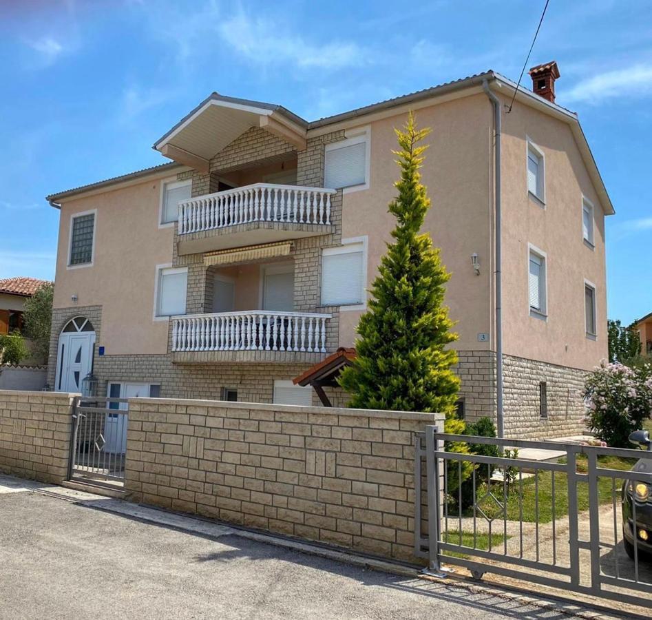 Apartments Ban Galižana Eksteriør bilde